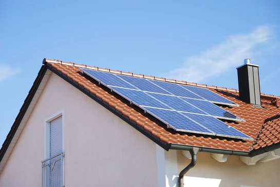 Toit de maison avec installation photovoltaïque