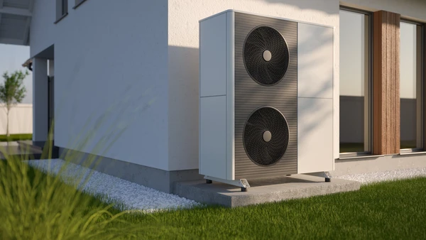 Extérieur résidentiel moderne avec pompe à chaleur air-eau installée sur terrasse béton