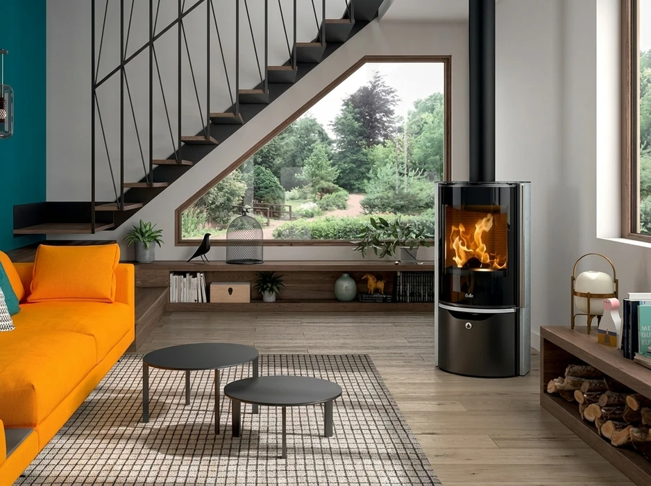 Salon moderne avec poêle à bois cylindrique noir laqué, vitrage panoramique affichant des flammes vives