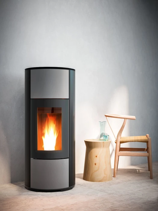 Poêle à granulés design cylindrique, finition acier brossé et émail noir, vitrage rectangulaire avec flammes vives visibles