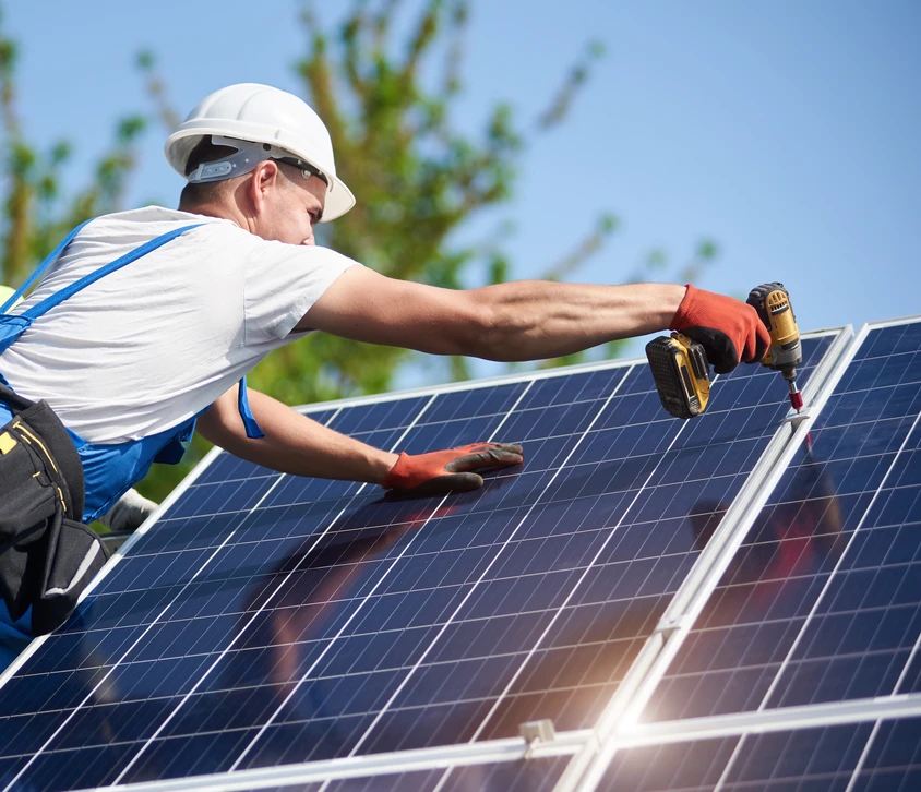 Commande d'installation d'onduleurs panneau solaire sur le mur
