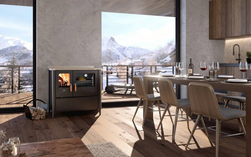 Gros plan d'une cuisinière à bois ou granulés installée dans une cuisine chaleureuse et conviviale. L'appareil doit être en fonctionnement ou en détail, montrant son design authentique et élégant. La scène doit transmettre l'ambiance de confort, de chaleur et de convivialité, avec éventuellement une vue de la cuisine environnante bien éclairée, sans personne visible. La photo doit être réaliste et de qualité professionnelle.