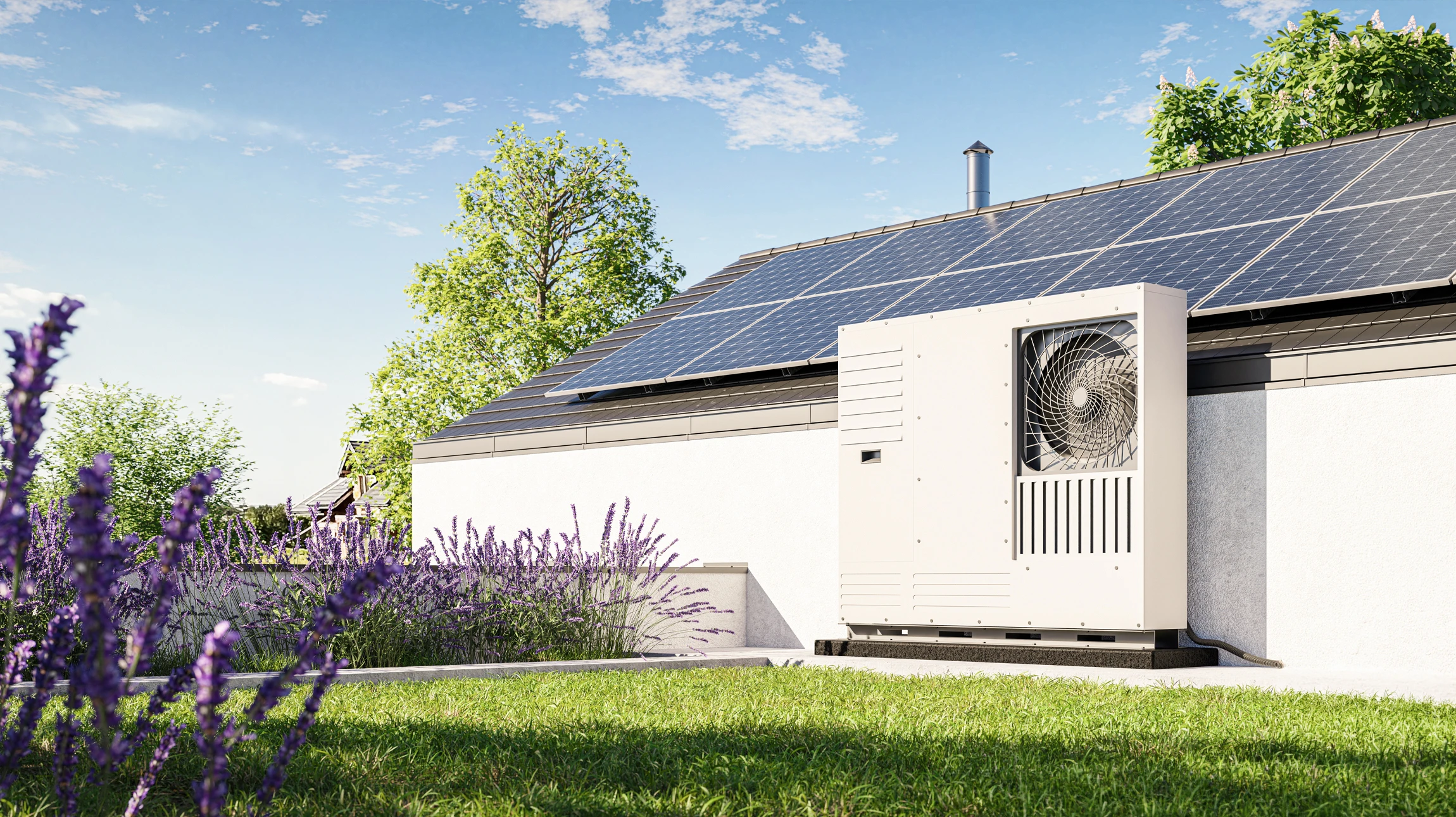 Deux techniciens en tenue de travail et casques de protection installent des panneaux solaires photovoltaïques sur une toiture résidentielle par temps ensoleillé