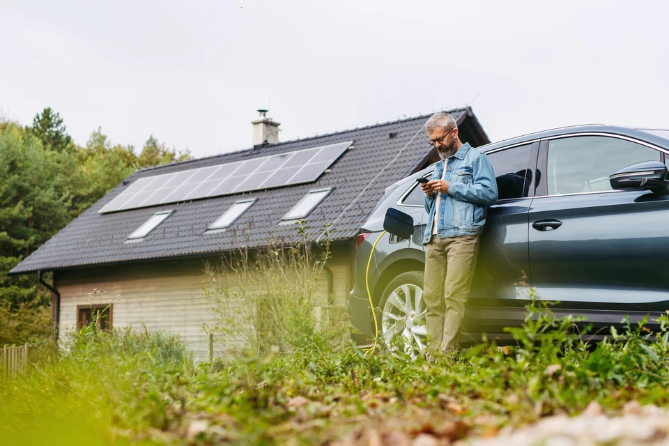 chargement de l'ev à domicile à partir d'une boîte murale dans l'allée