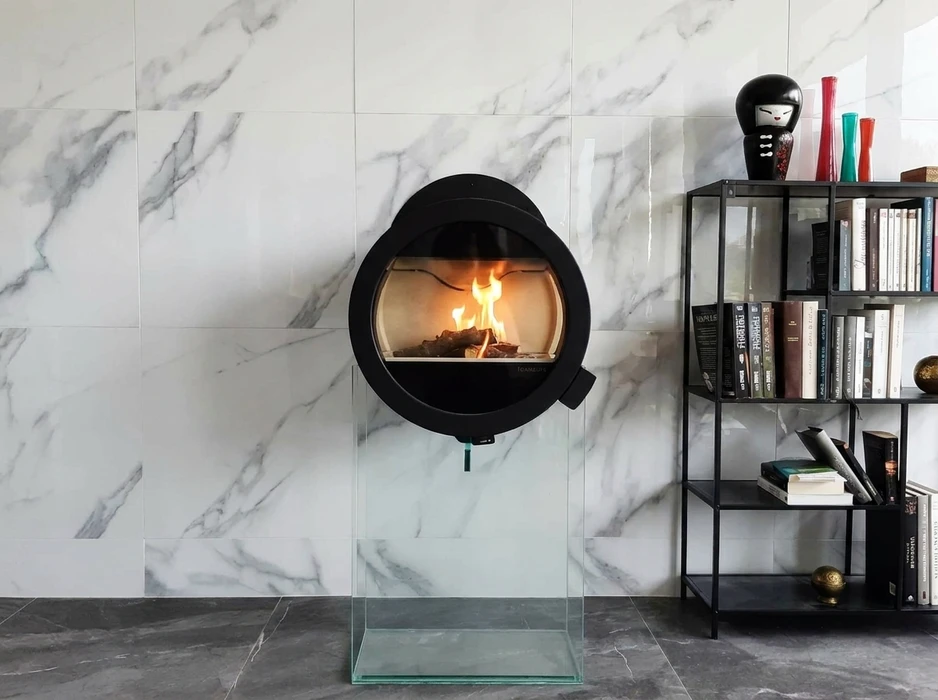 Poêle à granulés design cylindrique, finition acier brossé et émail noir, vitrage rectangulaire avec flammes vives visibles